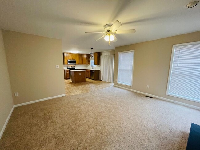 Building Photo - STAFFORD HOME - LARGE 5 BEDROOMS!