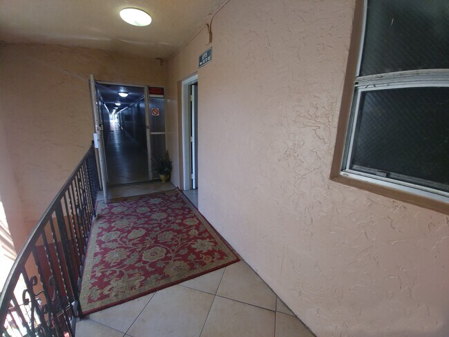 Building Photo - 1305 W 53rd St