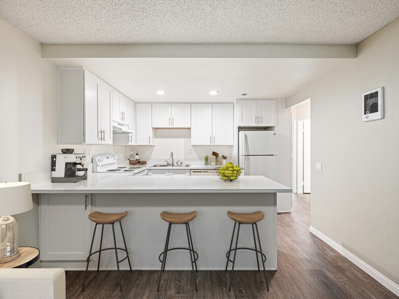 Remodeled Apartment - Aztec Campus Apartments *Parking Included*