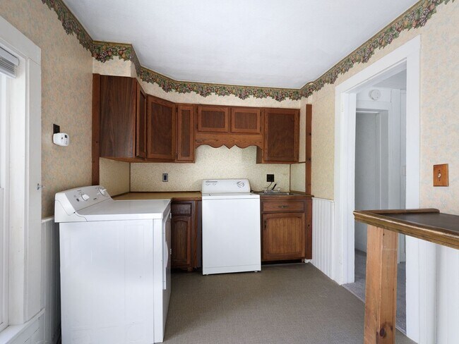 Building Photo - Charming and spacious 4-bedroom, 2 full bath home located in the City of Watertown.