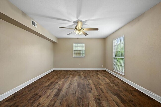 Building Photo - 1549 Eastwood Dr