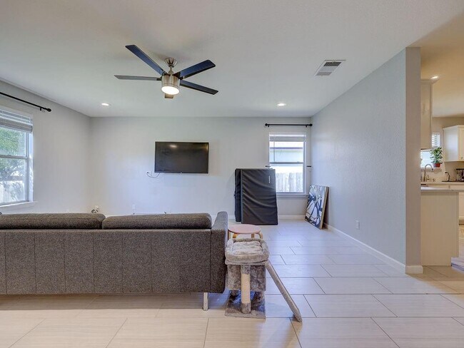 Building Photo - 148 Sapphire Lake Dr