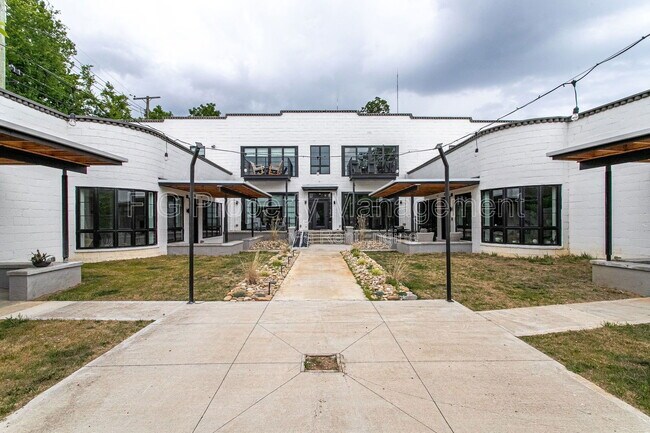 Building Photo - 3415 N Broadway