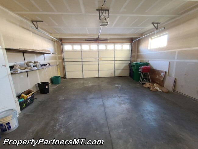 Building Photo - Beautiful 3 Bed 2.5 Bath Town house with A...