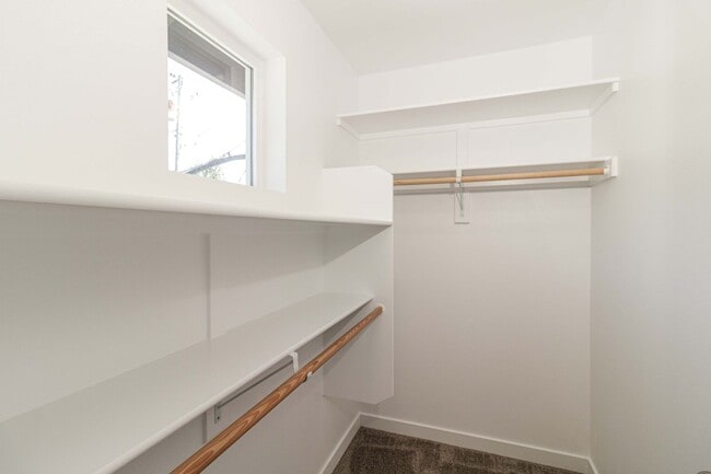 Building Photo - Move In Ready 3 Bedroom 2.5 Bathroom with Central Air Conditioning - Convenient Camas Location