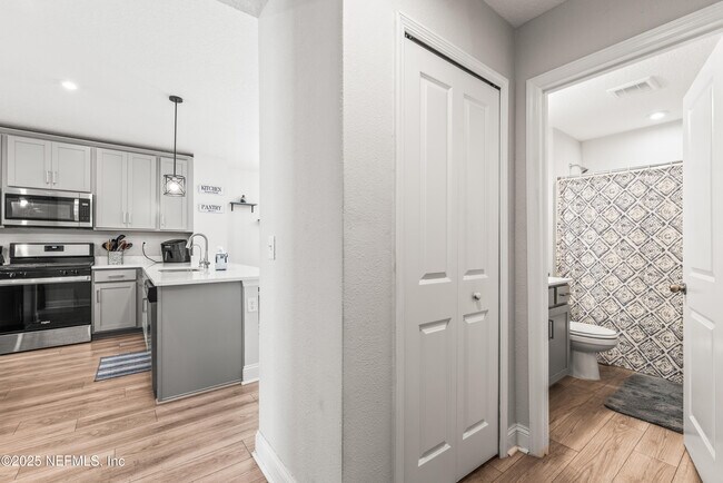 Building Photo - 243 Dahlia Falls Dr