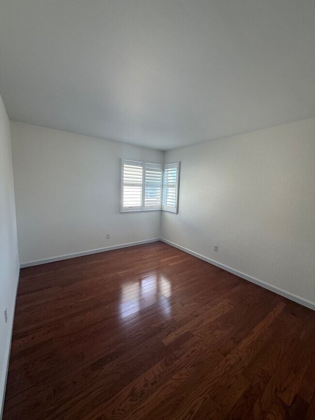 Building Photo - Alameda's most sought after gated communit...