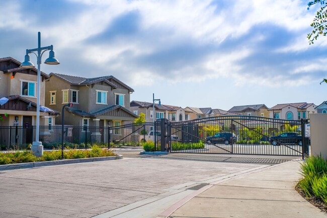 Building Photo - Fabulous Newer Home in Gated Santa Maria Community