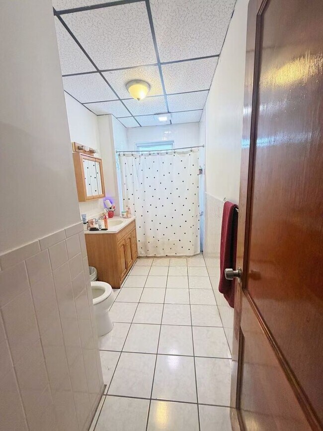 Building Photo - Spacious Unit in Allston