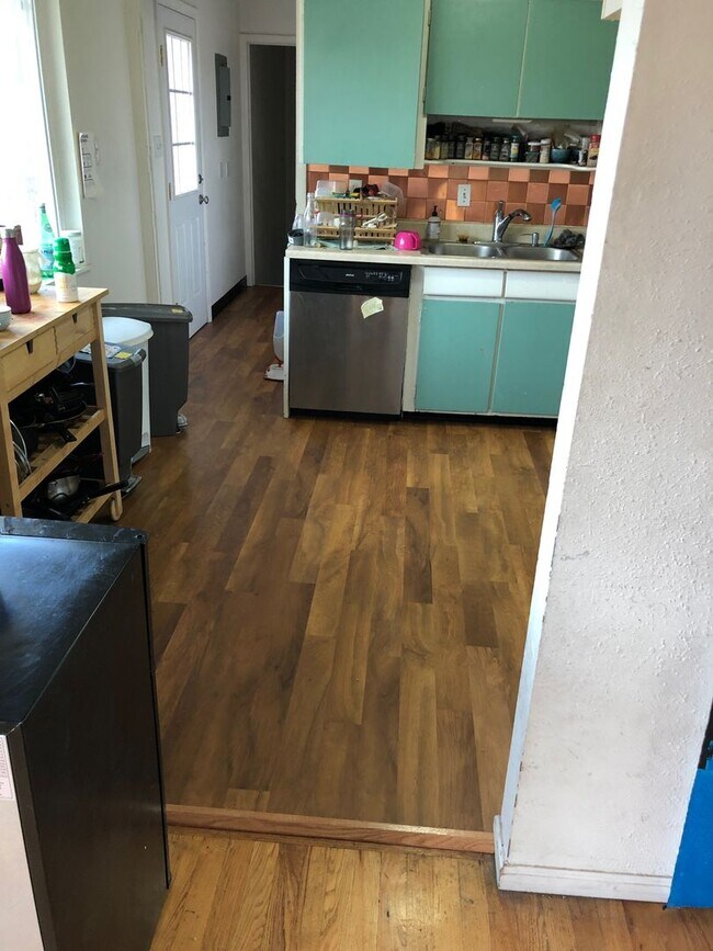 Building Photo - Updated 6 Bed 4 Bath House.  Pictures do n...