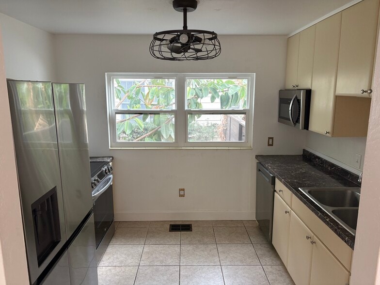 Building Photo - 306 14th Ave NE