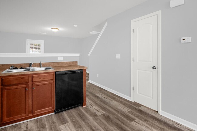 Building Photo - Updated 2BR/2.5BA Townhome