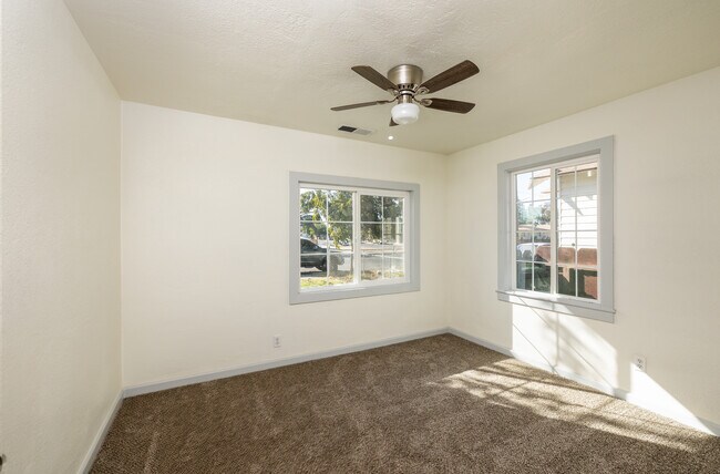 Building Photo - 626 W San Joaquin Ave