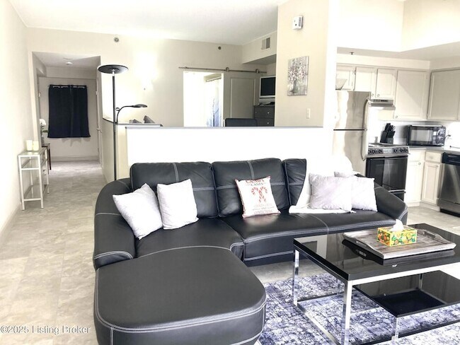 Building Photo - 1 Riverpointe Plaza