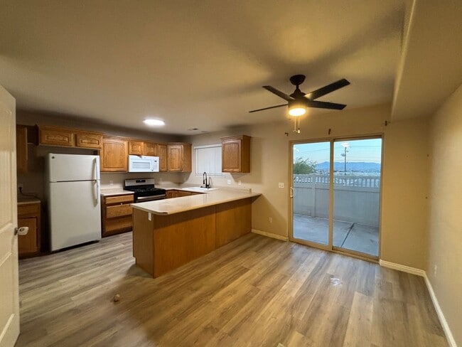 Building Photo - SOON TO BE UPDATED UNIT!