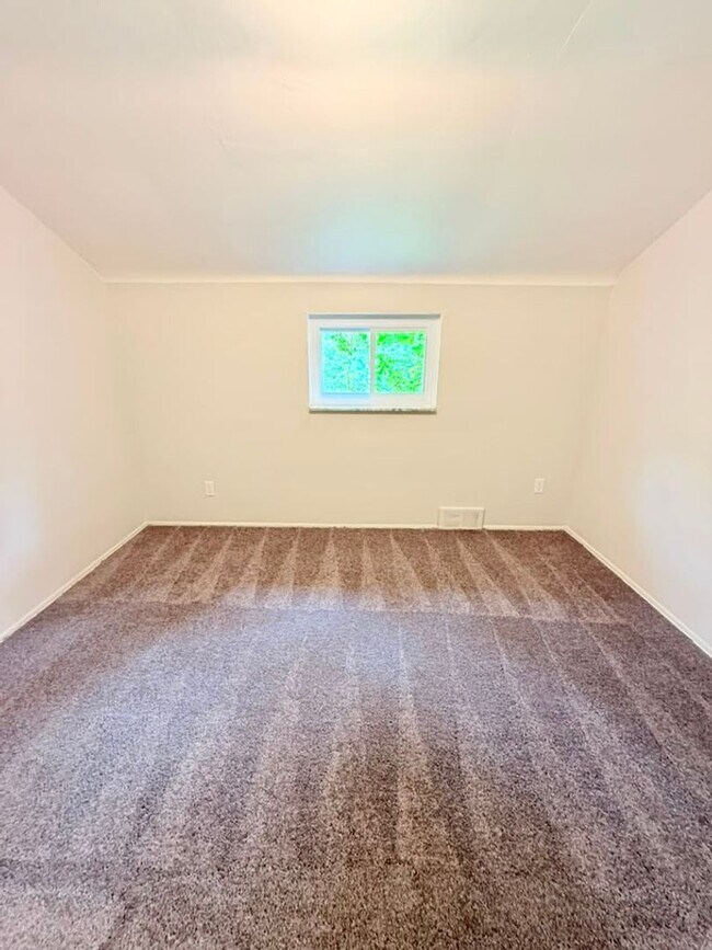 Building Photo - 472-474 Guylyn Dr