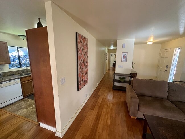 Building Photo - 3/2 House W/ 1/1 Cottage