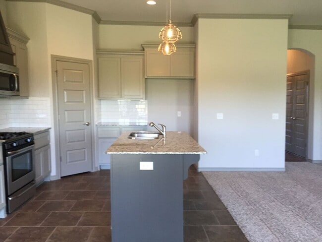 Building Photo - 3 Bed | 2 Bath Home - Deer Creek Schools - Storm Shelter - Rockwell Village Addition
