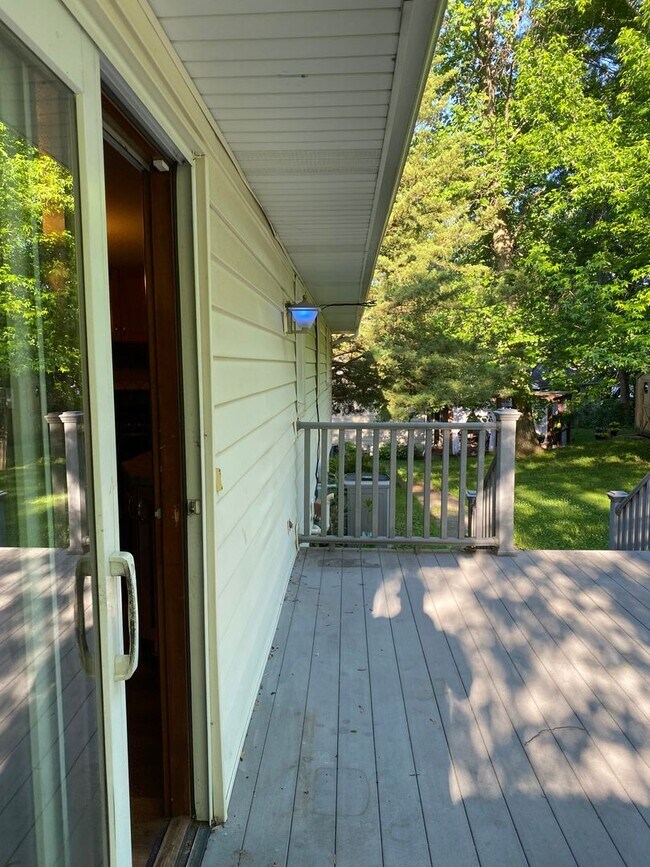 Building Photo - West side location 4br 2.5bth Finished Basement 2crg