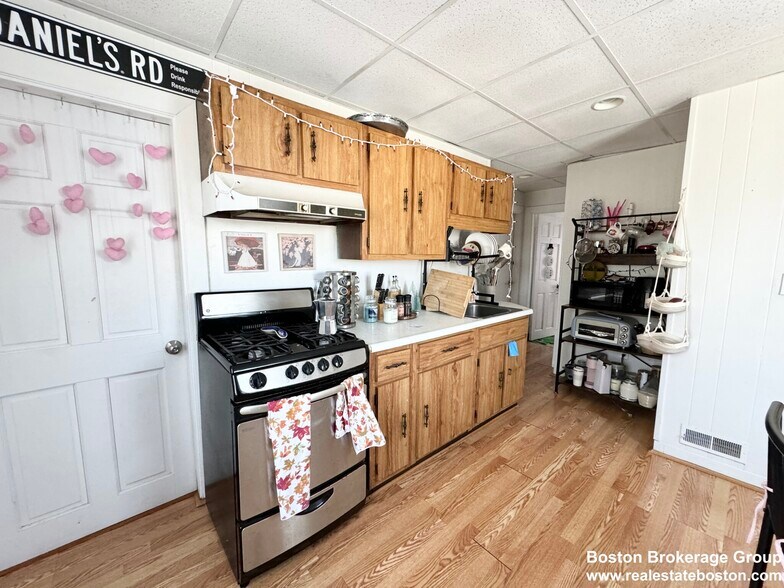 Building Photo - 102 Buttonwood St
