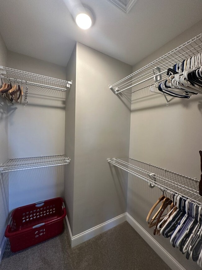 Building Photo - Spacious 3-Bedroom Townhouse in Prime Exet...