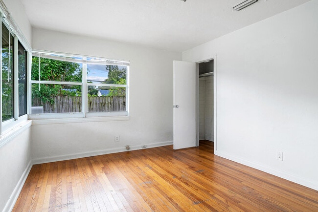 Building Photo - 727 S M St