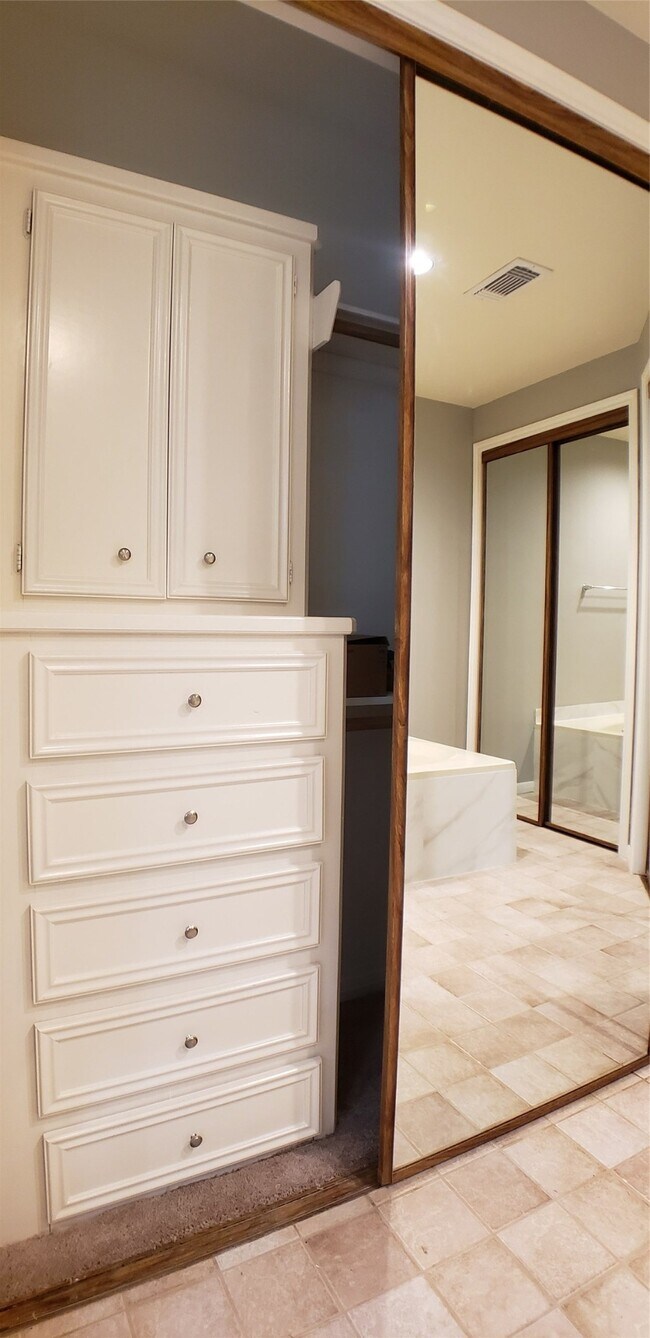 Building Photo - 6607 Tournament Dr