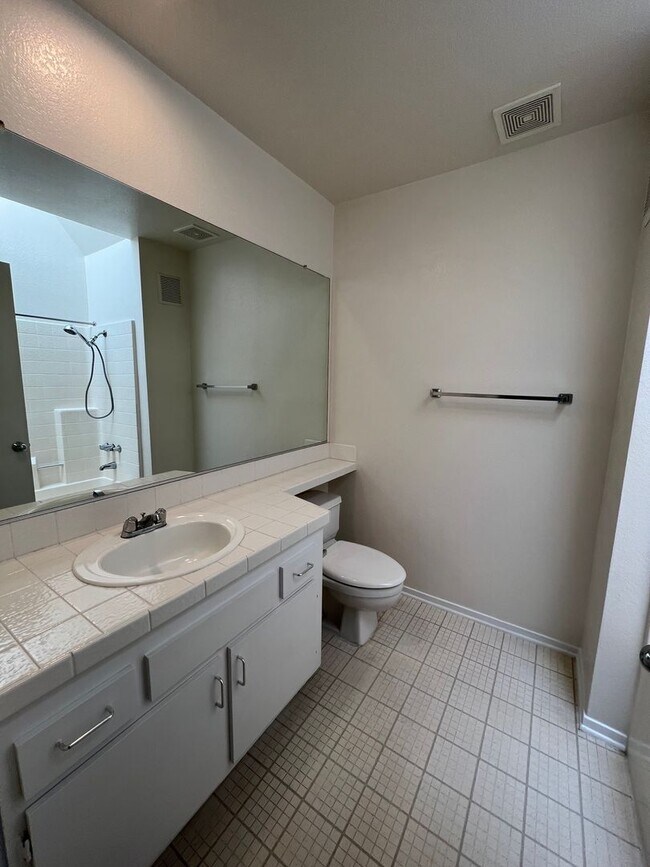 Building Photo - 2 Bedroom 2.5 bath townhouse