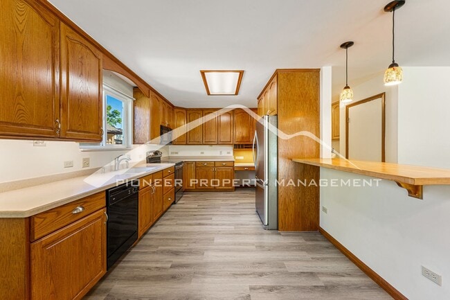 Building Photo - Spacious Home with Central AC and Fenced Yard