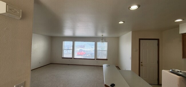 Building Photo - 1326 S Skyline Dr