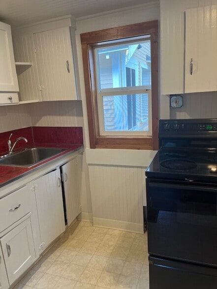 one of 2 windows in kitchen - 331 Oklahoma Rd