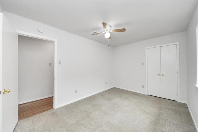 Building Photo - 9615 Meadowvale Dr