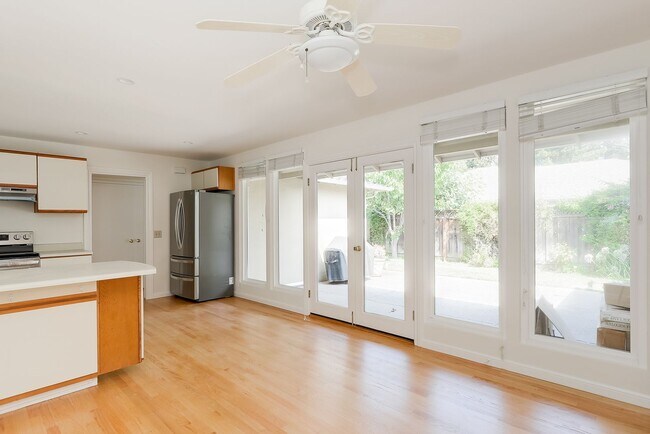 Building Photo - Lovely home near the Willows
