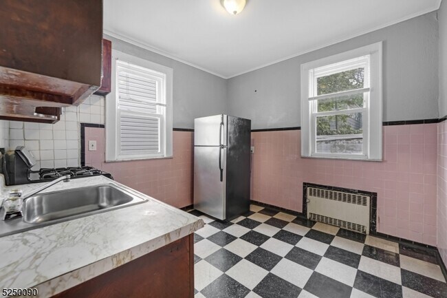 Building Photo - 135 S Munn Ave