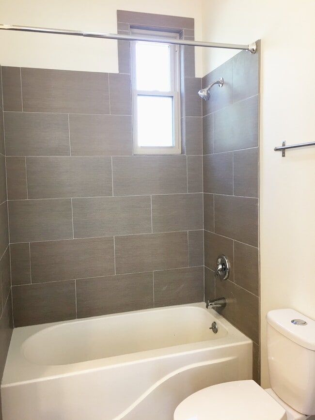 Building Photo - 1421 W Huron St