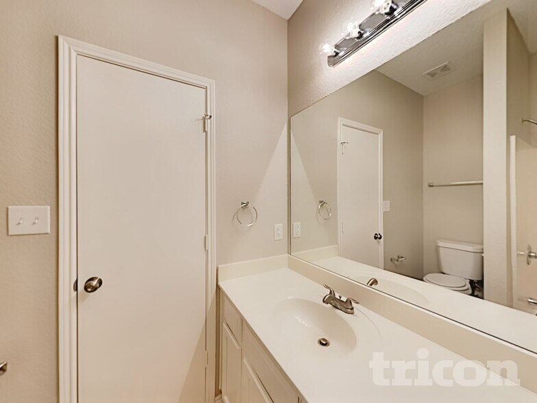Building Photo - 813 Indigo Terrace