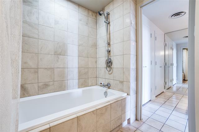 Building Photo - 6211 W Northwest Hwy