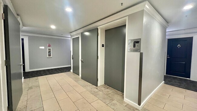 Building Photo - Top Floor Sweet and Spacious studio with resort style amenities and In-Unit Washer & Dryer!