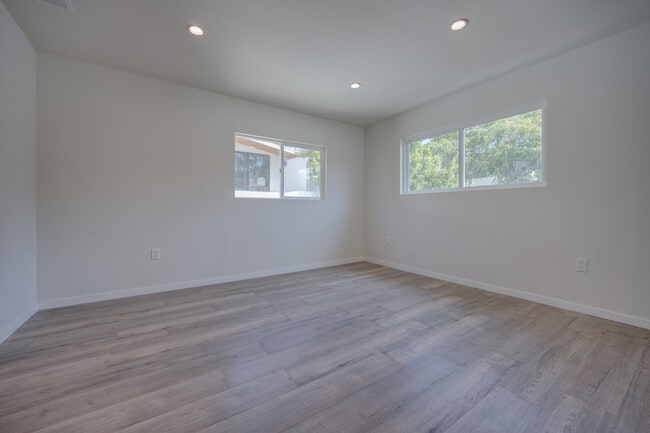 Building Photo - 2611 Hyperion Ave