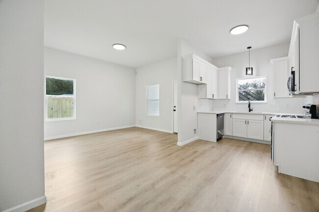 Building Photo - 422 New Hampshire St