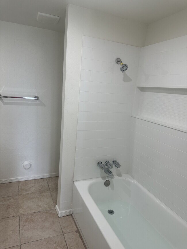 Building Photo - "Charming 3-Bedroom Oasis with 2 Baths in Phoenix – 1280 Sq Ft of Comfort Awaits You!"