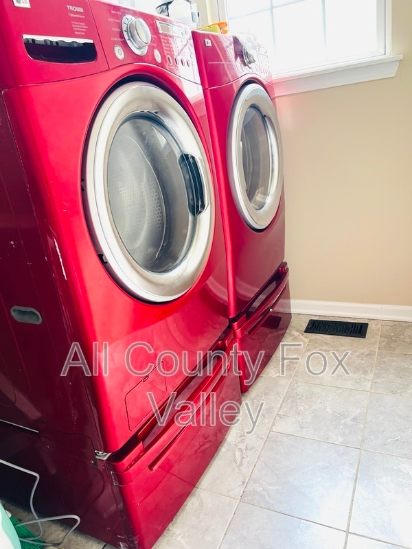 Building Photo - 2080 Mark Cir