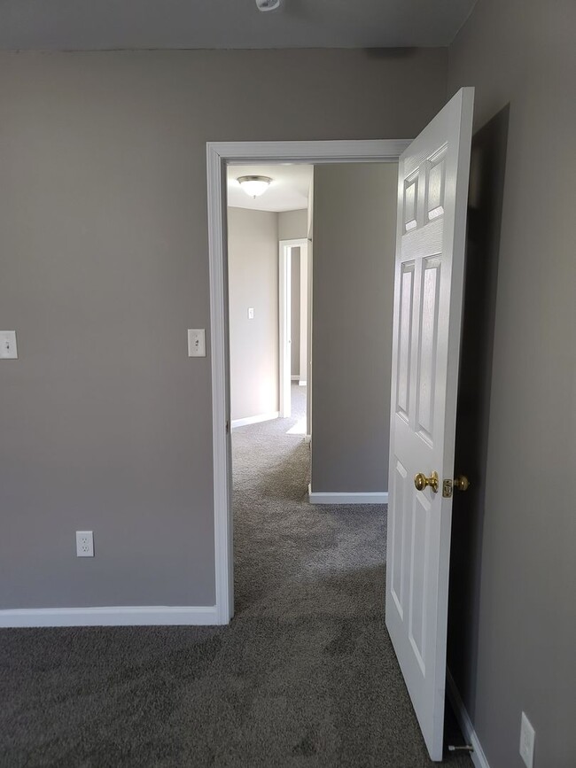 Building Photo - 3 Bedroom 2 1/2 bath Townhome for Rent in ...