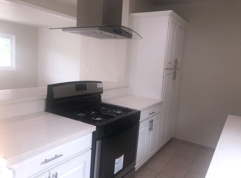 Building Photo - 5461 Kingsley St