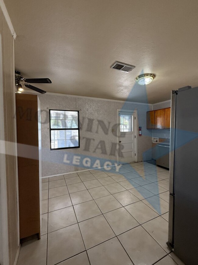 Building Photo - Cute 3-Bedroom with Large Backyard!