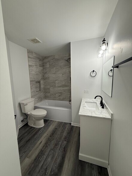 Building Photo - 921 Mesa Dr