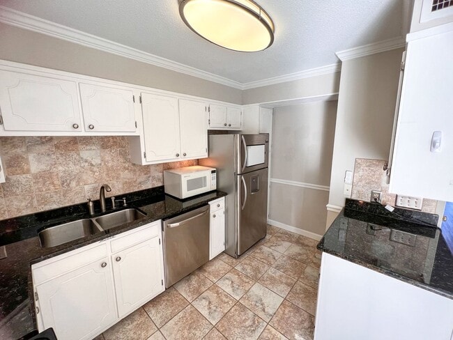 Building Photo - Charming Brick Townhome in Clemmons/Winston Salem w/ Community Pool!