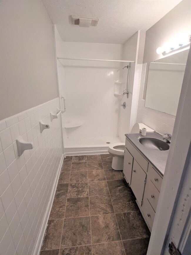 Building Photo - Spacious 3 bedroom 1.5 Bath home in Indianapolis!