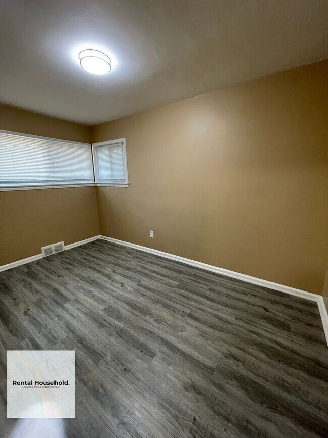 Building Photo - Charming & Beautifully Maintained 2-Bedroom Ranch Available Now!