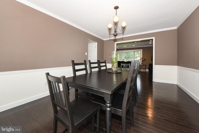 Building Photo - 127 Lark Dr